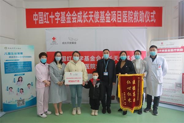 患儿母亲向医务人员赠送锦旗表示感谢.jpg