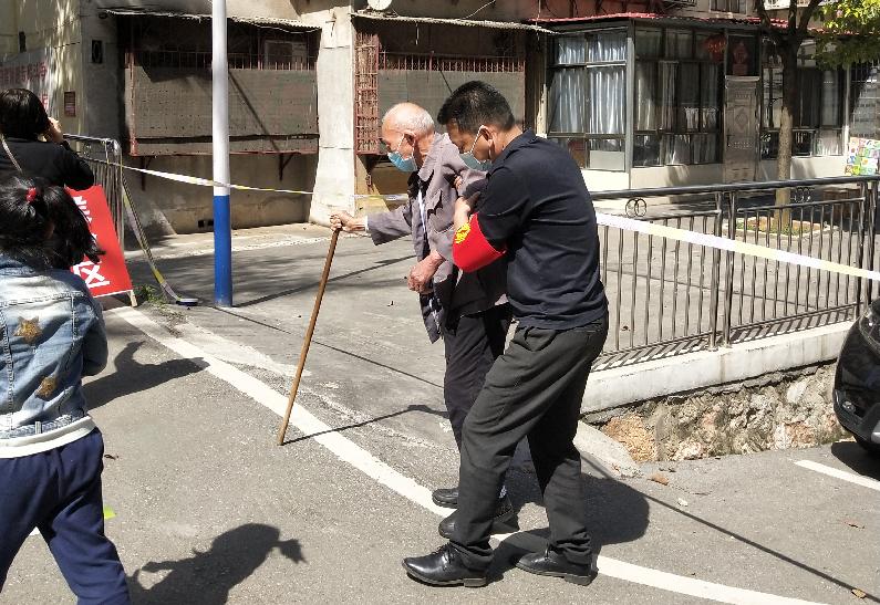 1649495310479.jpg 帮扶老人.jpg