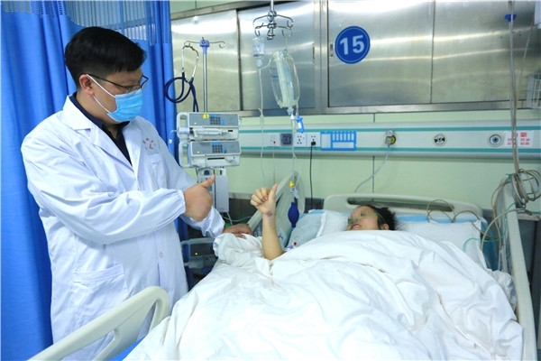 杨吉军鼓励患者勇战病魔.jpg