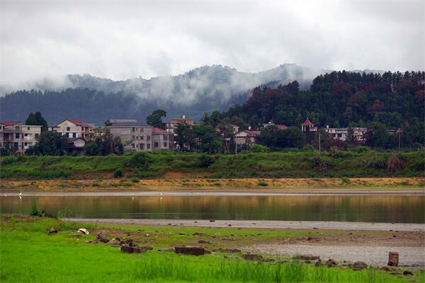 13.雨后村庄.jpg