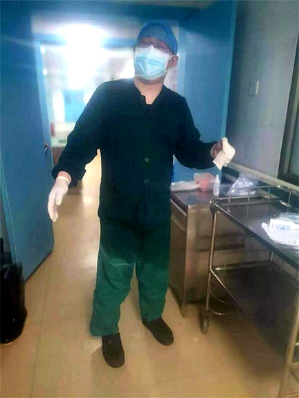 脱下防护服，全身湿透的刘栋.jpg