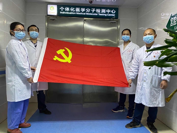 检验团队共产党员重温入党誓词.jpg 检验团队共产党员重温入党誓词.jpg