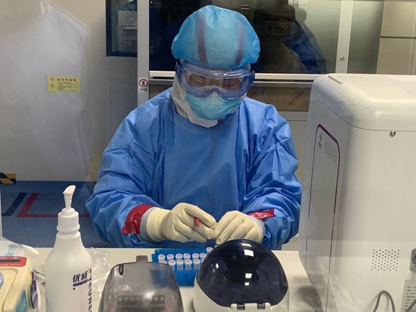 检验人员正在进行紧张的检测.jpg 检验人员正在进行紧张的检测.jpg